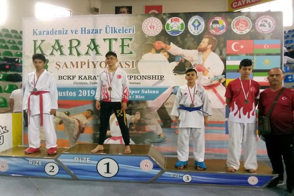 Karate Do sporcuları Rize’den gümüş madalya ile döndüler