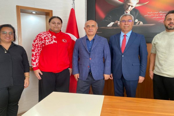 Kaymakam Osman Aslan Canbaba Dünya İkincisi Duru Erinç’i Kabul Etti