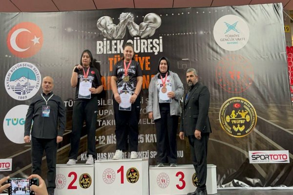 Kayseri’de yapılan Türkiye Bilek Güreşi Şampiyonasında Türkiye Şampiyonu Gemlik’ten