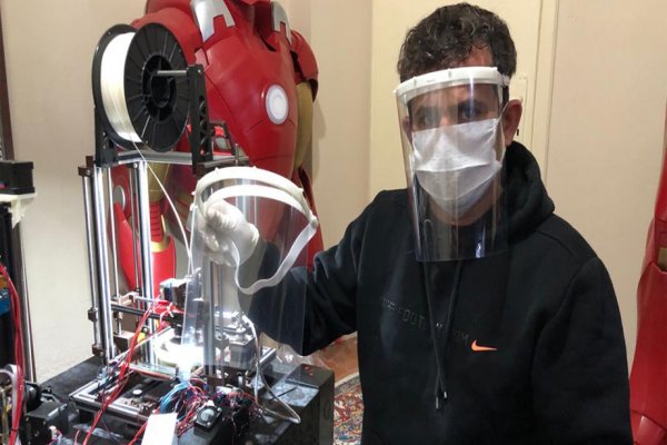 Kendi evinde siper maske üretiyor