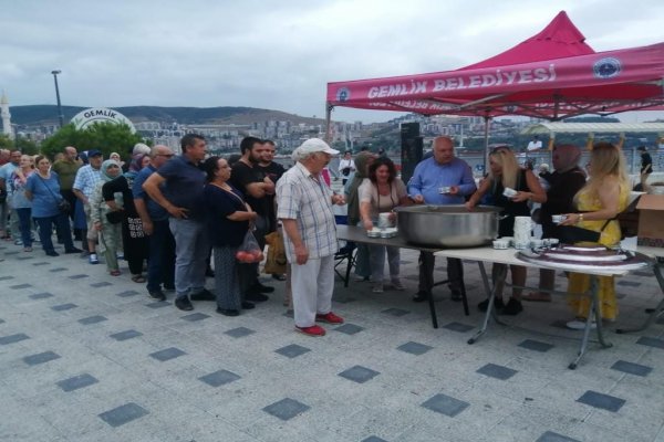 KENT KONSEYİ KADIN MECLİSİ AŞURE DAĞITTI