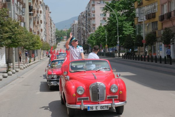 Klasik araçlarla 19 Mayıs kutlaması