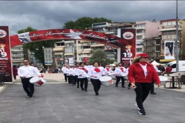KÖRFEZ HALK BANDOSU GEMLİK’E RENK KATTI