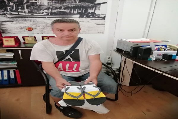 Küçük gelen terliği değiştirmediler