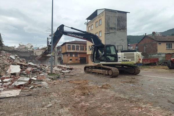 KÜÇÜK KUMLA ESKİ BELEDİYE BİNASI YIKILDI