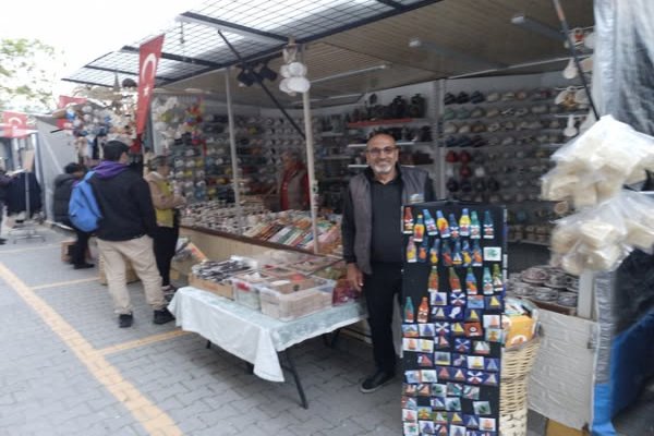 KUMLA SAHİLİNDE DERE BOYUNA YAPILAN SATIŞ YERLERİ HİZMETE GİRDİ..
