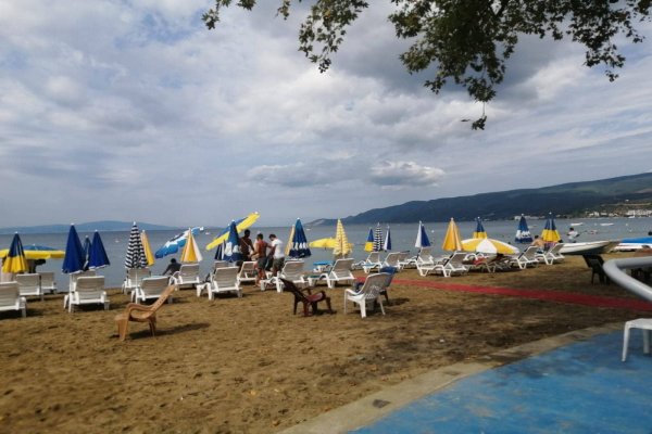 KUMLA SAHİLLERİNDE ŞEZLONGA DEVAM