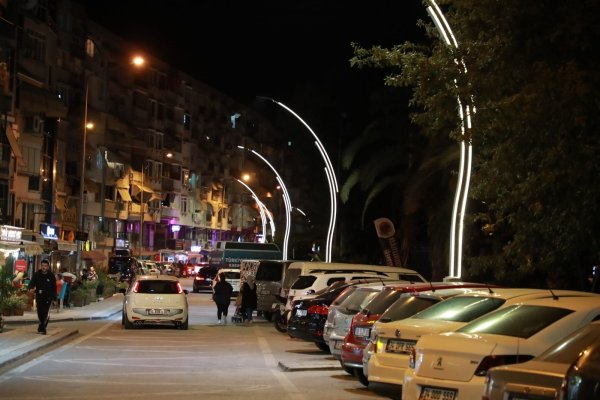 Kumsal Sokak ışıl ışıl