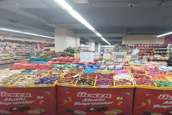MAĞAZALAR BAYRAM ŞEKERLERİYLE DOLDU.