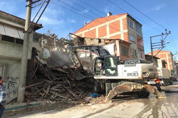 Metruk bina yıkımı aralıksız devam ediyor