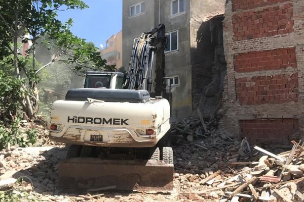 Metruk bina yıkımları sürüyor