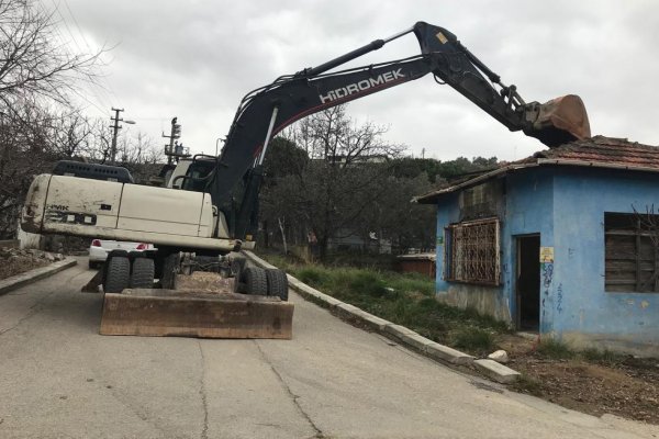Metruk binaların yıkımı sürüyor