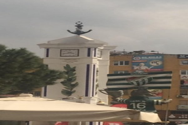Meydandaki saate bakan yanılıyor