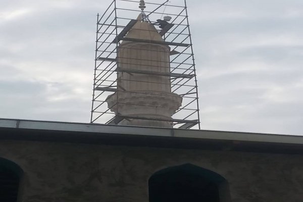 Minarenin uçunda can güvenliksiz çalışıyorlar