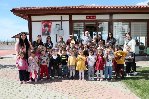 Miniklerden büyüklerimize bayram ziyareti
