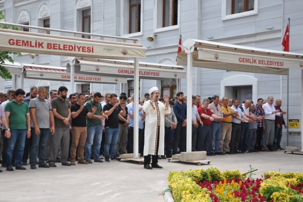 Musri için gıyabında cenaze namazı kıldılar