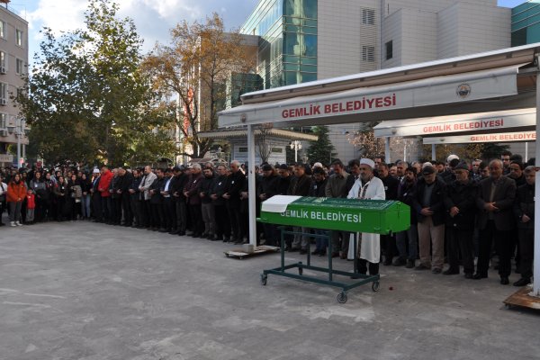 MUZAFFER ÖĞRETMENİ ARKADAŞLARI VE ÖĞRENCİLERİ UĞURLADI