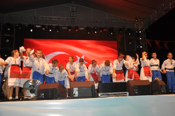 Navodarili küçük folklörcüler Gemliklileri coşturdu
