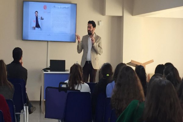 Ödüllü tasarımcı öğrencilerle buluştu