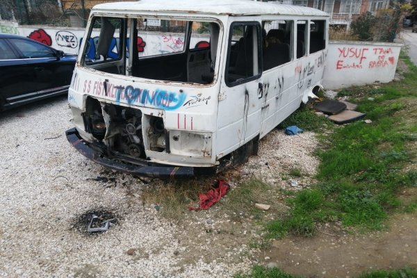 OTO PARKA TERK EDİLEN ARAÇ PARÇALANIYOR