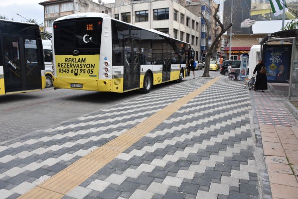 Otobüs durakları yenilendi