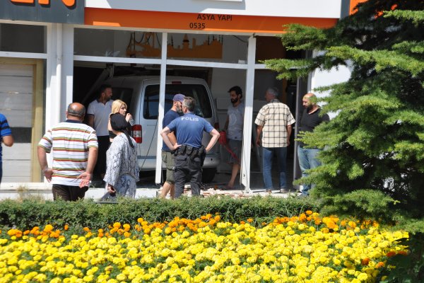 ÖZEL ARAÇ İŞYERİNE GİRDİ