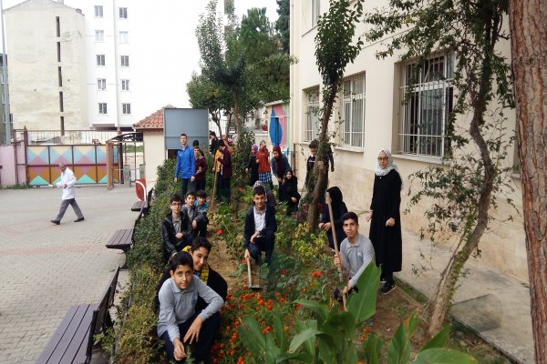 Özel öğrencilerin fidan dikme heyecanı görülmeye değerdi