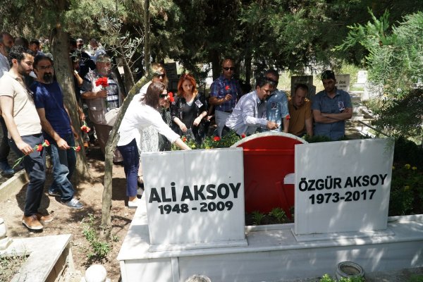 Özgür Aksoy 2. ölüm yılında mezarı başında anıldı