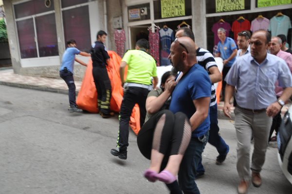 Pencereden atlamaması için nefesler tutuldu