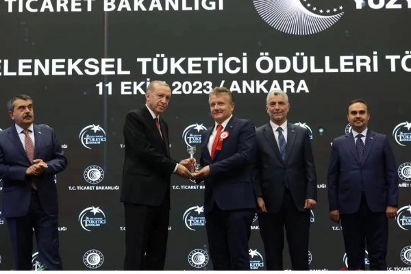 Peynirci Baba'ya Tüketici Memnuniyeti Ödülü
