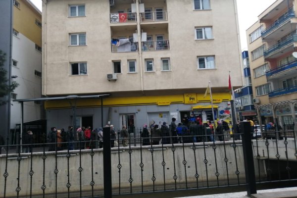 PTT ÖNÜNDE KUYRUKLAR BİTMİYOR