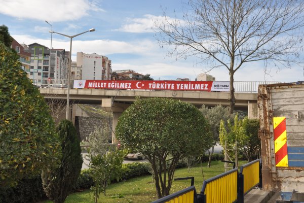 Refik Yılmaz kalıcı gibi köprülerdeki afişlere adını yazıyor