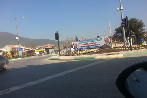 Refüje seçim afişleri asılıyor