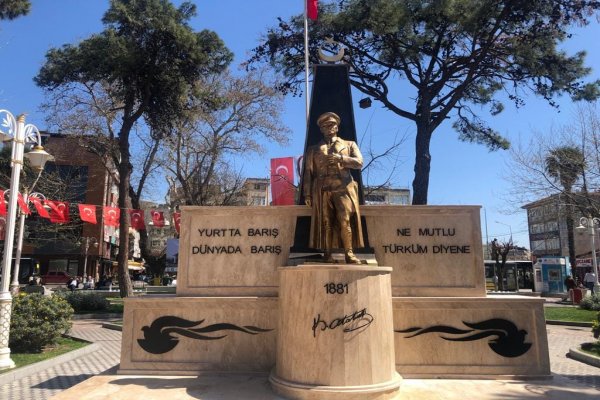 Restore Edilen Atatürk Anıtı Gemlik'e çok yakıştı