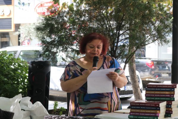 REYHAN ÇORUM’UN “ANILARDA YAŞARKEN GEMLİK” İMZA GÜNÜNDE GEMLİKLİLERLE BULUŞTU…