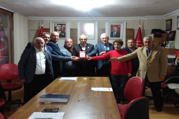 Saim Küçükakdere’ye CHP Meclis grubundan teşekkür plaketi