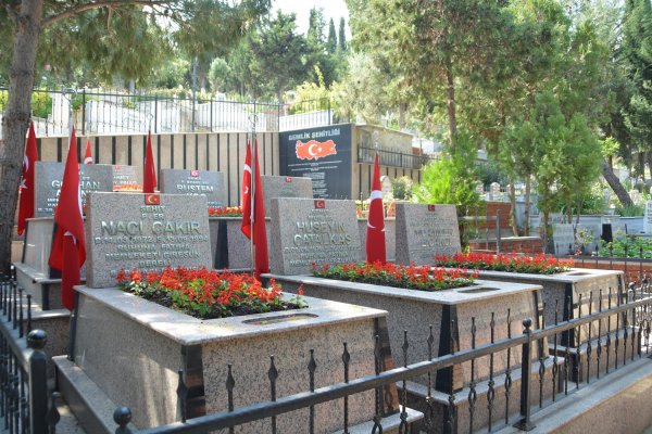 Şehitlikler çiçeklendiriliyor