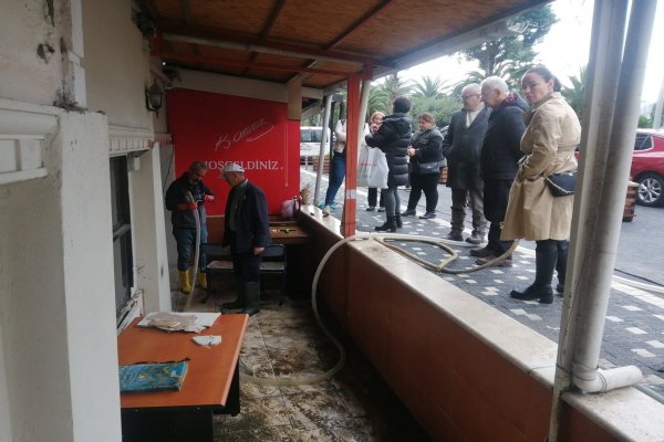 ŞİDDETLİ YAĞIŞLAR VE FIRTINADAN EN ÇOK CHP HİZMET BİNASI ZARAR GÖRDÜ