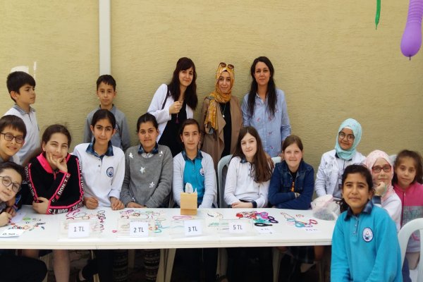 Sokak hayvanları için kermes yaptılar