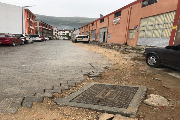 Söktükleri taşları bırakıp gidiyorlar
