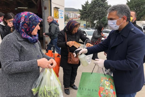 Sosyal Yaşamı Destekleme Derneği maske ve eldiven dağıttı
