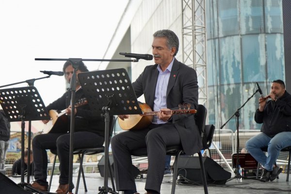 Şükrü Deviren 1 Mayıs’ta sahnede türkü söyledi