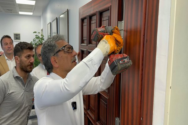 Şükrü Deviren makam kapısını söktü