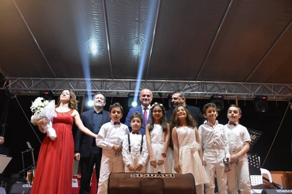 Sunay Akın ve Livaneli Korosu Bayrama damgasını vurdu