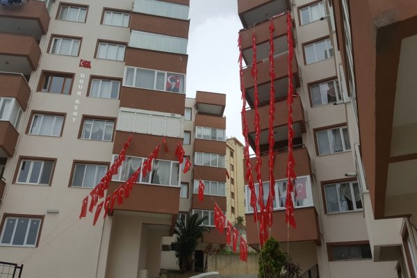 Uğur Sitesi de kırmızıya büründü