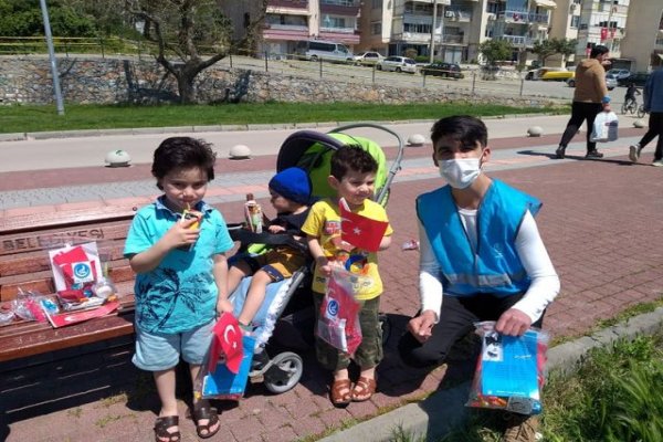 ÜLKÜ OCAKLARI ŞEKER VE BAYRAK DAĞITTI