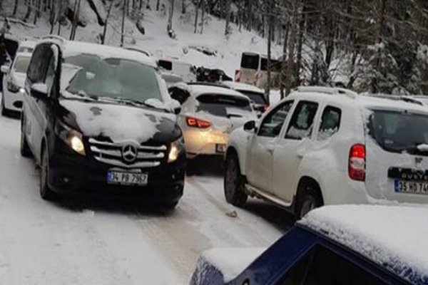 Uludağ'da kilometrelerce kuyruk oluştu!