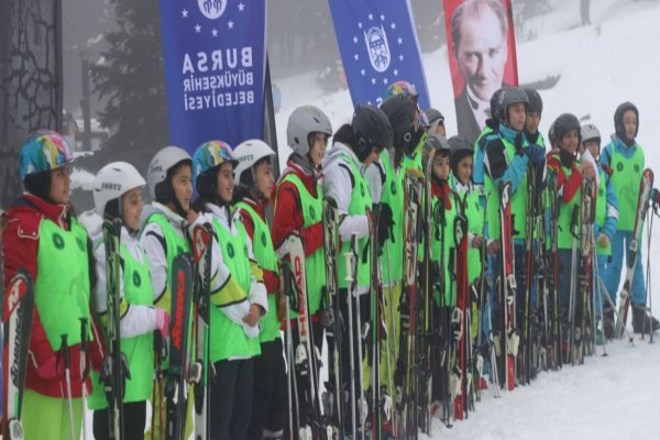 ​​​​​​​Uludağ’da öğrencilerin kayak heyecanı