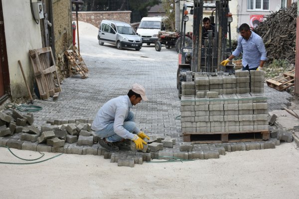 Umurbey de parke döşeme atağı devam ediyor