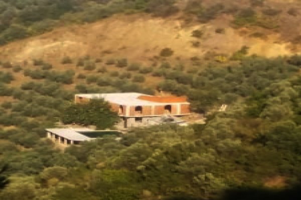 Umurbey’de zeytinlikler içinde yapılan yapının konut olduğu açıklandı